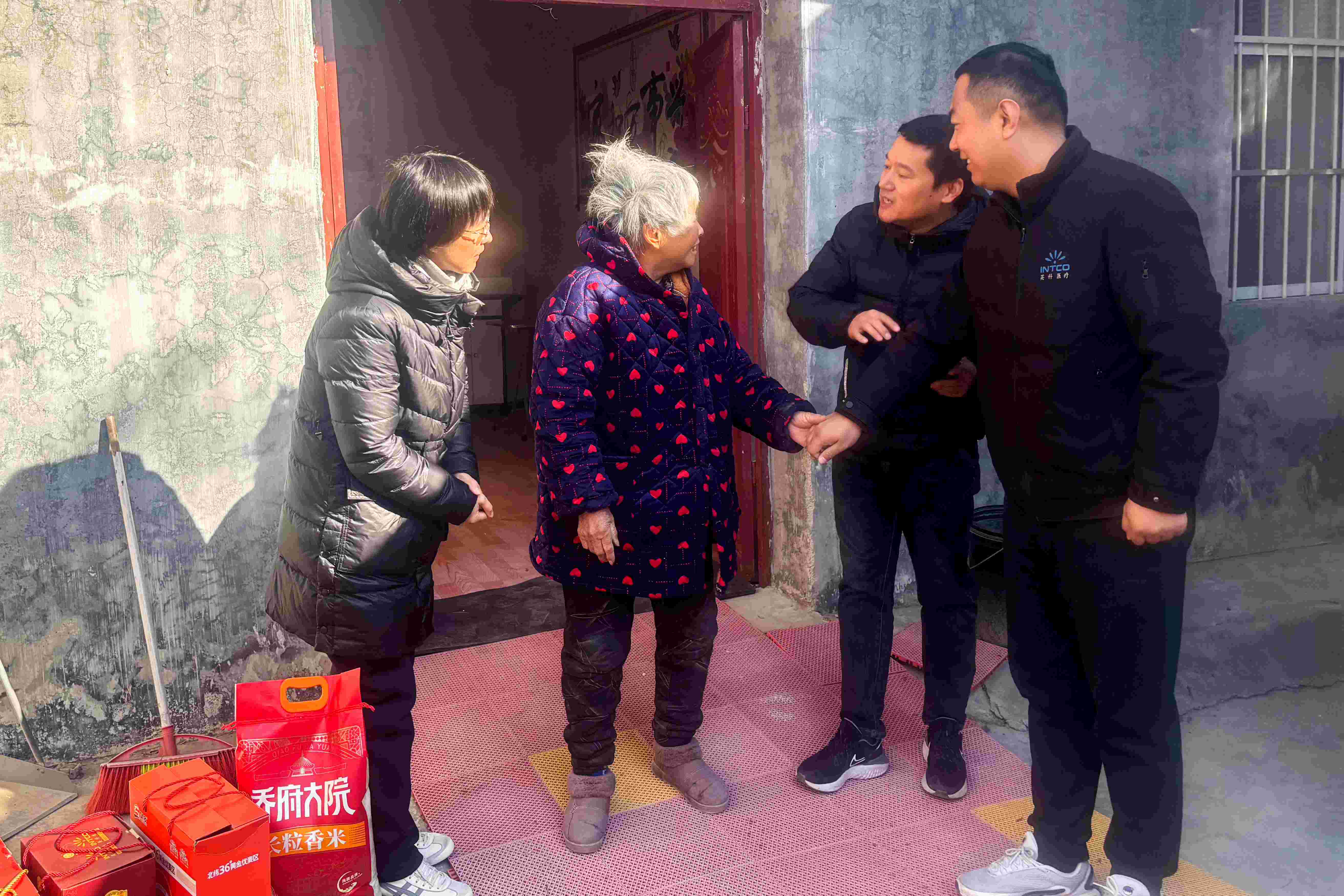安徽腾博官网医疗开展春节走访慰问运动