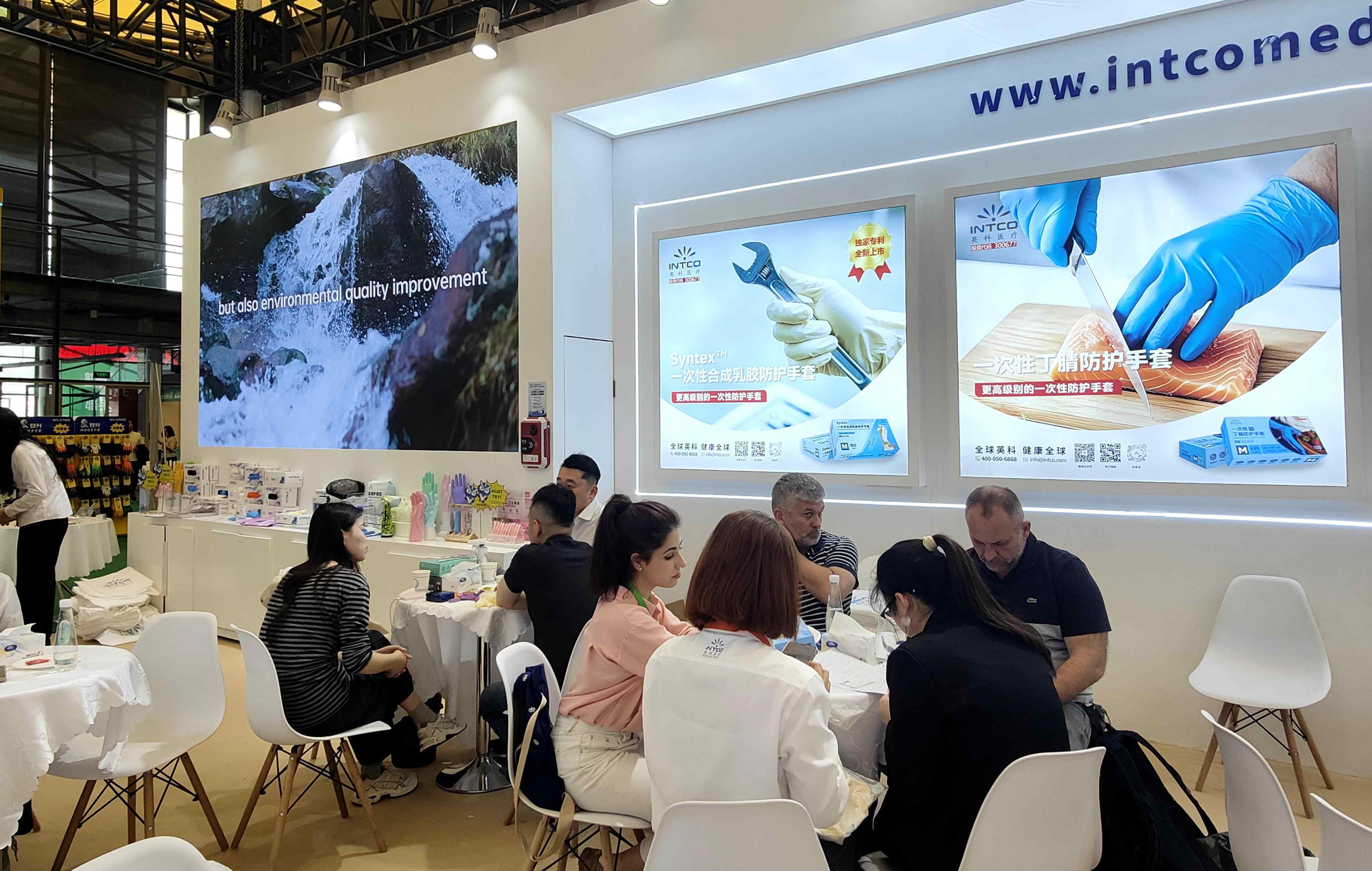 腾博官网医疗全心打造了食物餐饮、无尘清洁、实验制药、工业防护四大主题展区